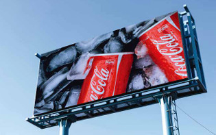 Kolorowe reklamy komercyjne Billboard Ekrany cyfrowe LED z wyświetlaczem stałym na zewnątrz Biały projekt do rozpraszania ciepła
