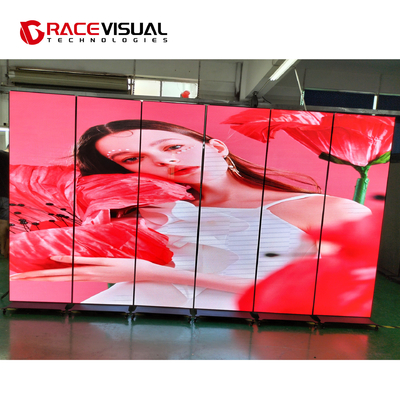 IP Series P2.5 640x1920mm Wnętrzny wyświetlacz plakatu LED na podstawie kół